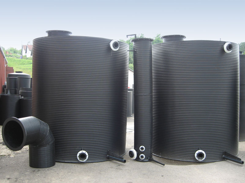 Vertical plastic tanks